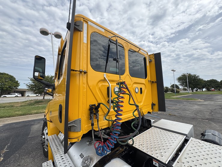 2021-freightliner-cascadia-126-image-50