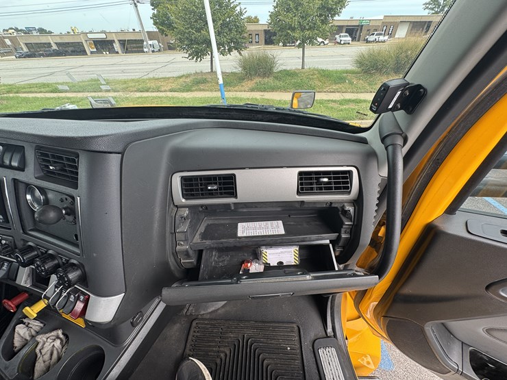 2022-kenworth-t680-image-82