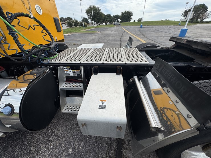 2022-kenworth-t680-image-43