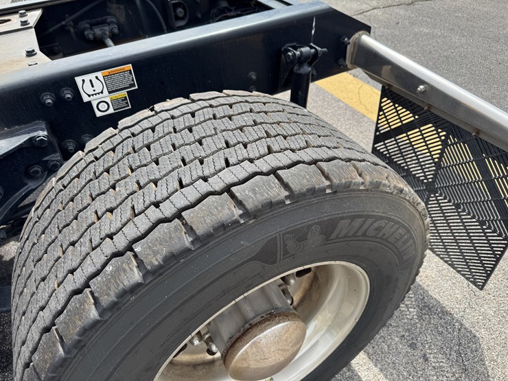 2022-kenworth-t680-image-16