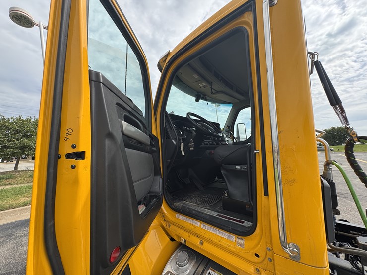 2022-kenworth-t680-image-69