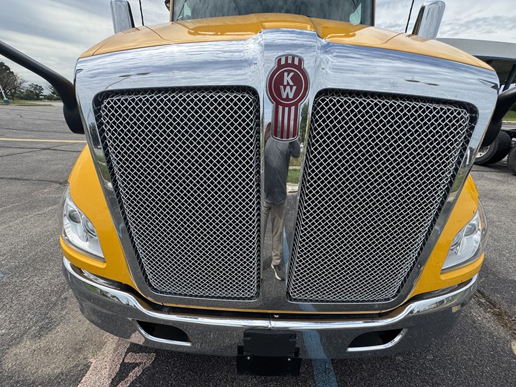 2021-kenworth-t680-image-57