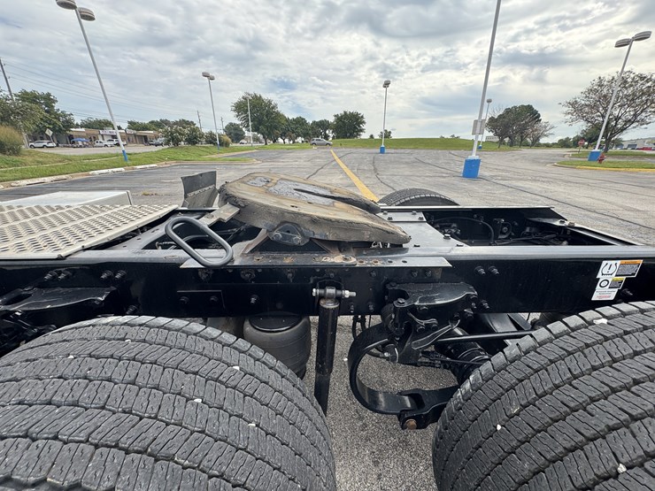 2022-kenworth-t680-image-40