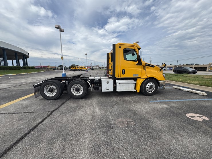 2021-freightliner-cascadia-126-image-1