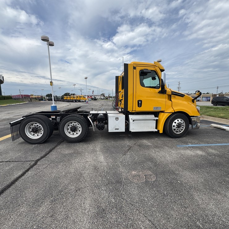 2021 Freightliner Cascadia 126