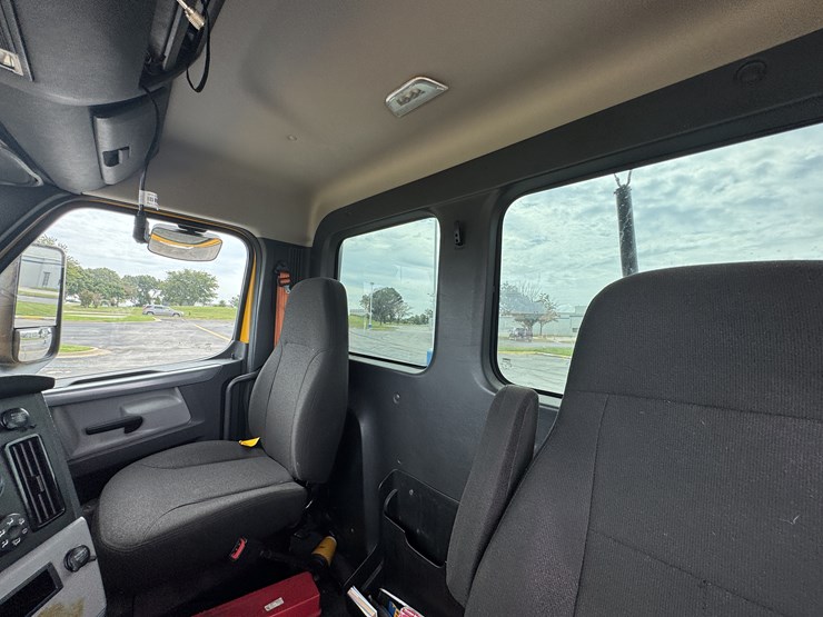 2021-freightliner-cascadia-126-image-87