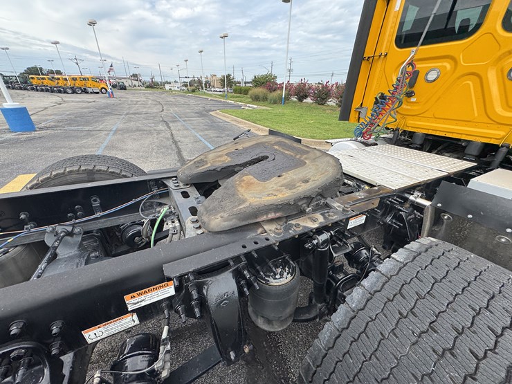 2021-freightliner-cascadia-126-image-32