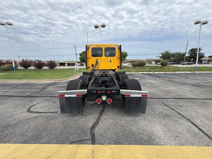 2021-freightliner-cascadia-126-image-7