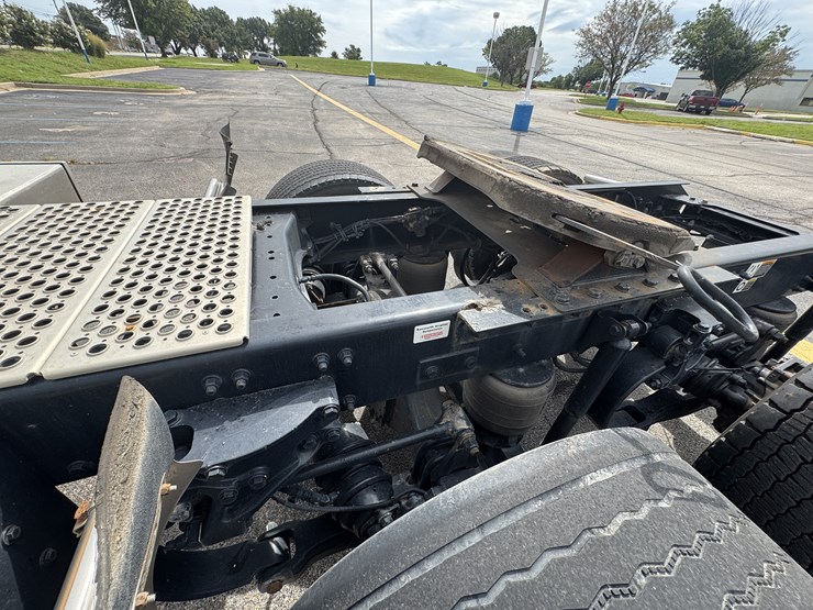 2022-kenworth-t680-image-39