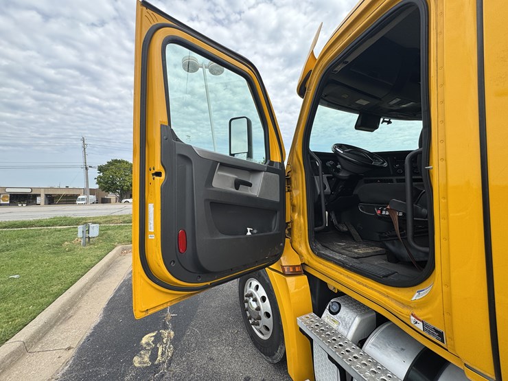 2021-freightliner-cascadia-126-image-78
