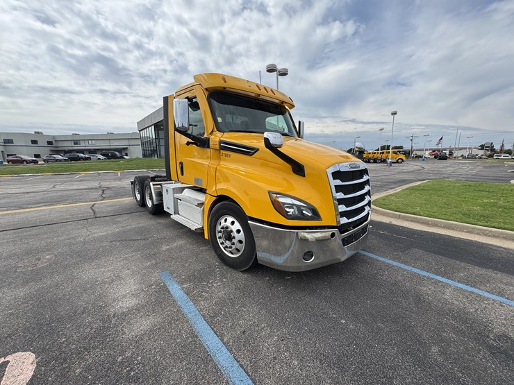 2021-freightliner-cascadia-126-image-2