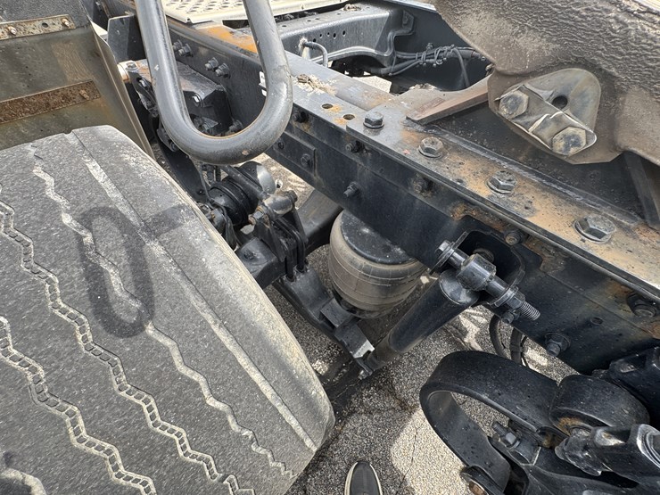 2022-kenworth-t680-image-37