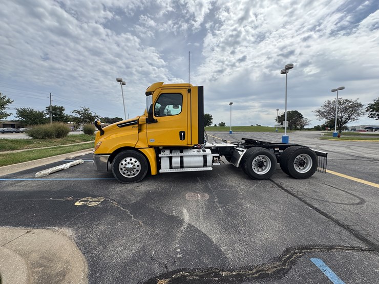 2021-freightliner-cascadia-126-image-5