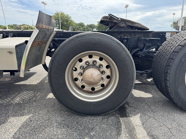 2022-kenworth-t680-image-13