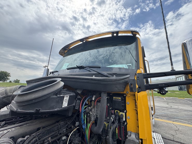 2021-kenworth-t680-image-80