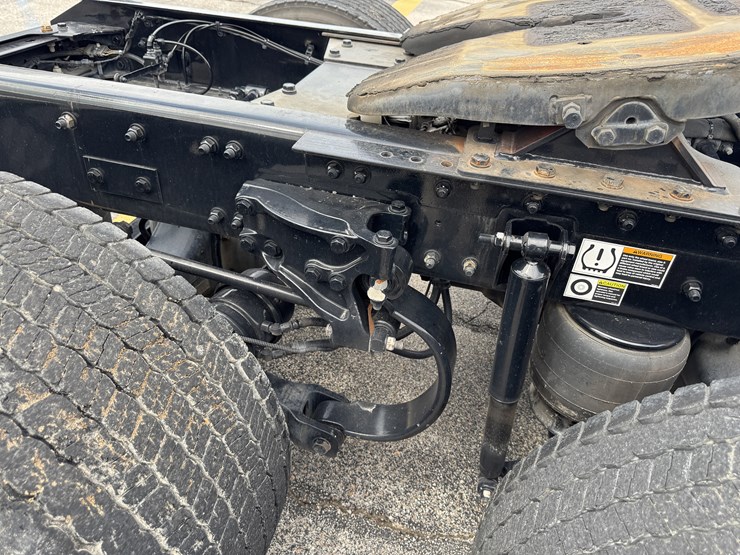 2021-kenworth-t680-image-33