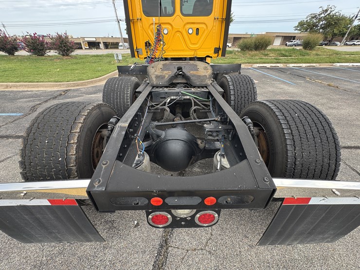 2021-freightliner-cascadia-126-image-37