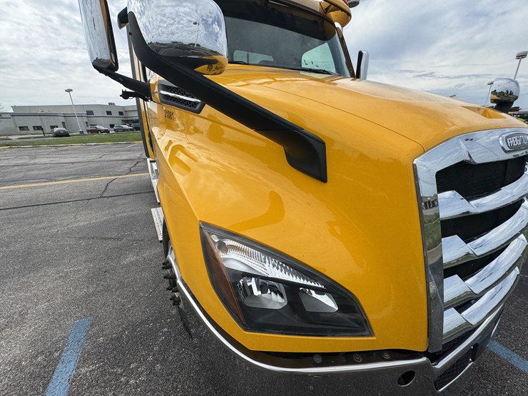 2021-freightliner-cascadia-126-image-55