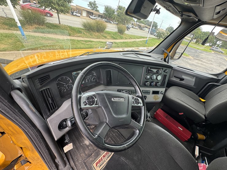 2021-freightliner-cascadia-126-image-89