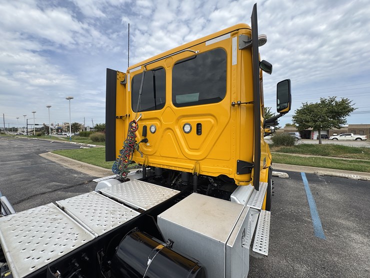 2021-freightliner-cascadia-126-image-25