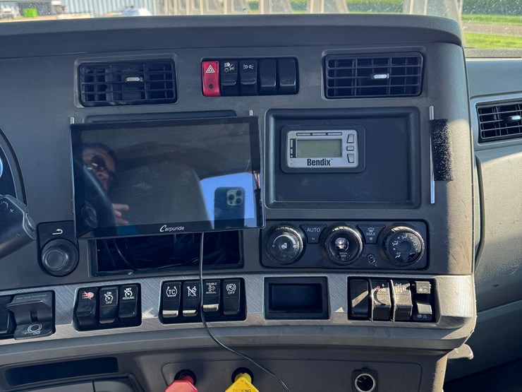 2019-kenworth-t680-image-8