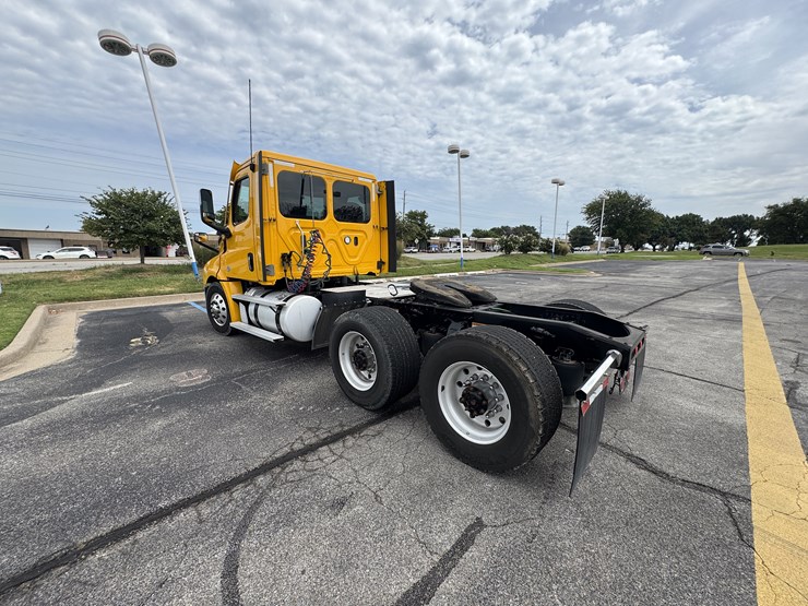 2021-freightliner-cascadia-126-image-6