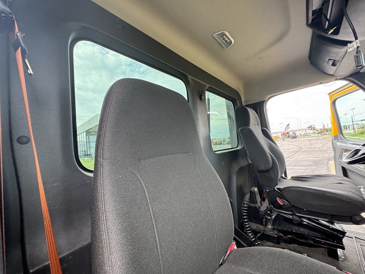2021-freightliner-cascadia-126-image-97