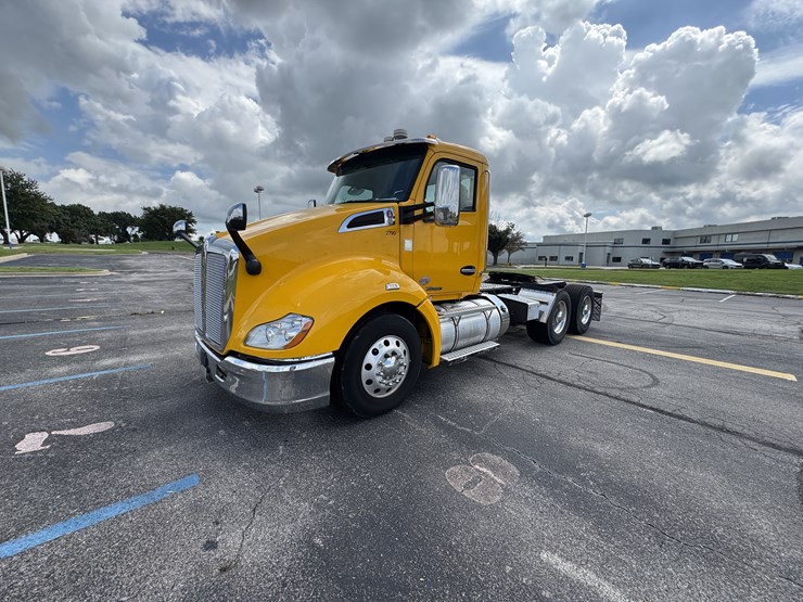 2020-kenworth-t680-image-1