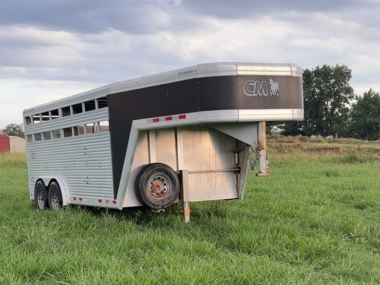 2012-cm-revolution-livestock-trailer--image-2