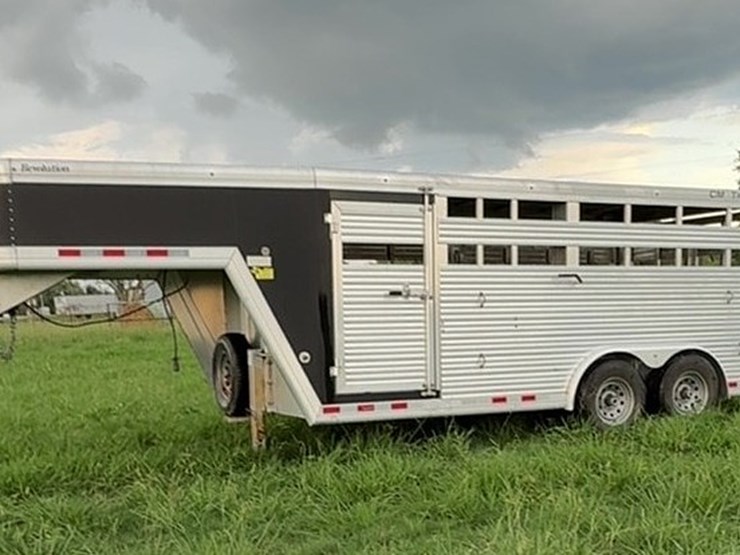 2012-cm-revolution-livestock-trailer--image-1