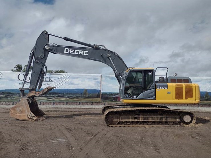 2021-deere-250g-lc-image-1