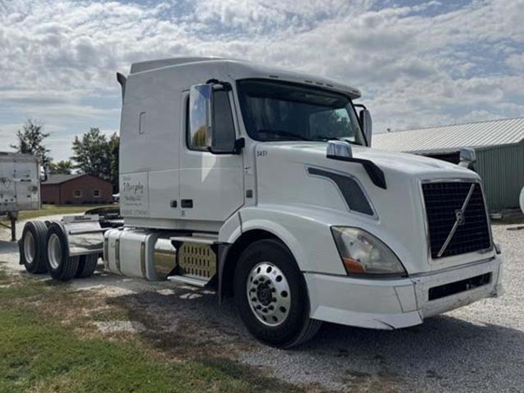 2015-volvo-vnl64t400-image-1