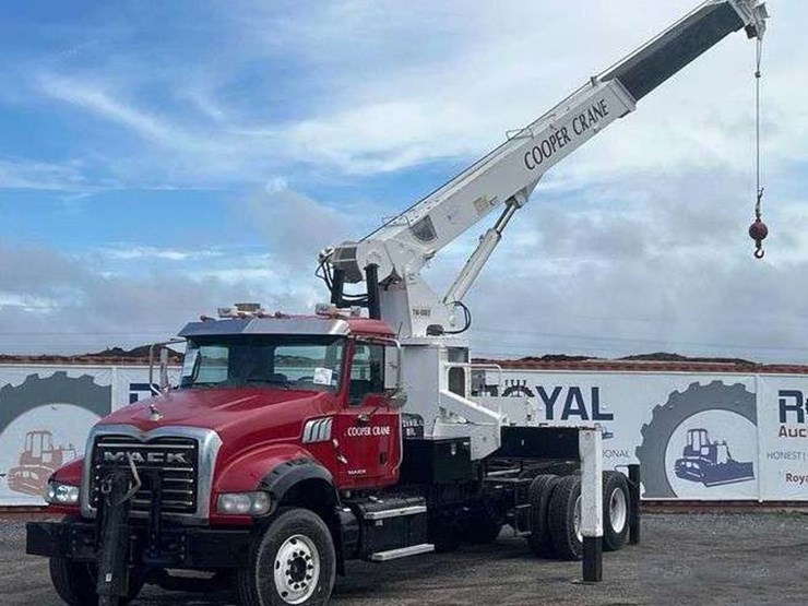 2011-mack-granite-gu713-image-1