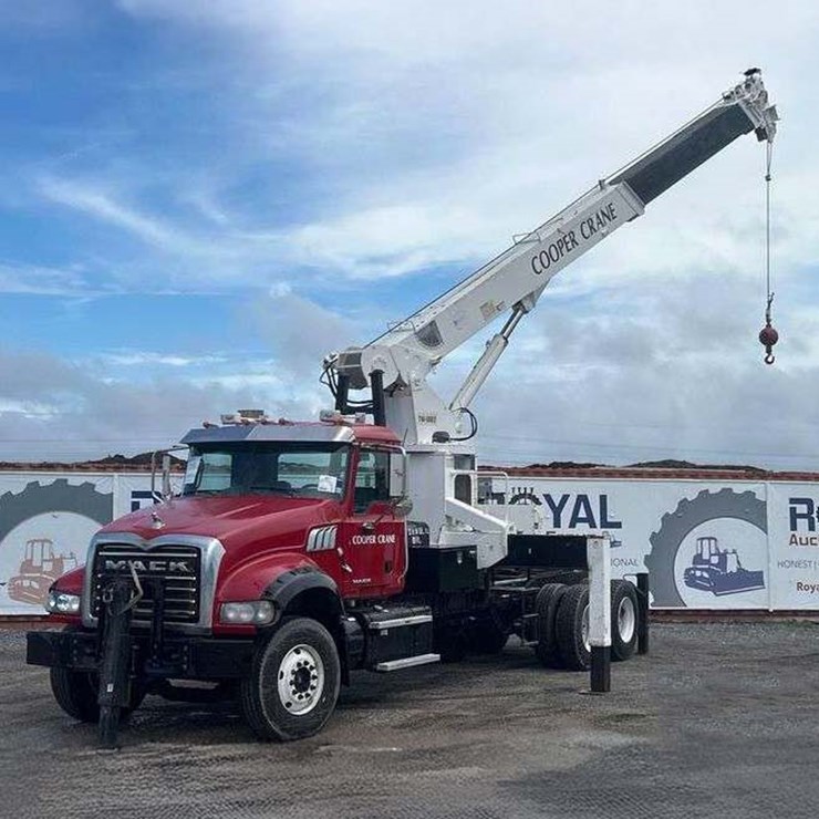 2011 MACK GRANITE GU713