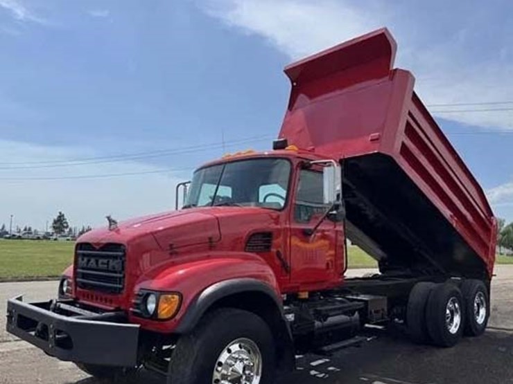 2004-mack-granite-cv713-image-1