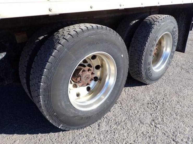 2014-freightliner-business-class-m2-106-image-42