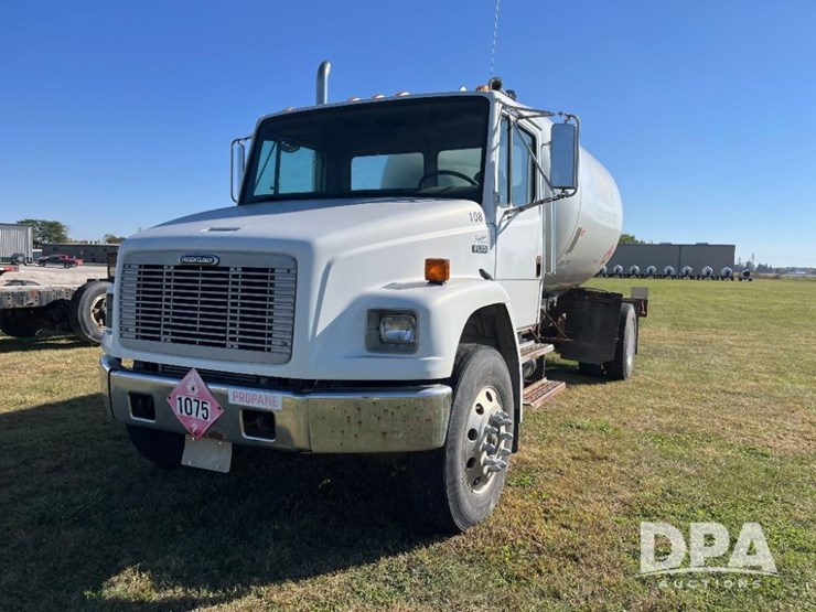 2002-freightliner-fl70-image-2