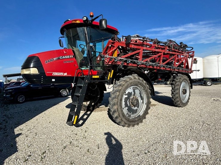 2015-case-ih-patriot-4440-image-18