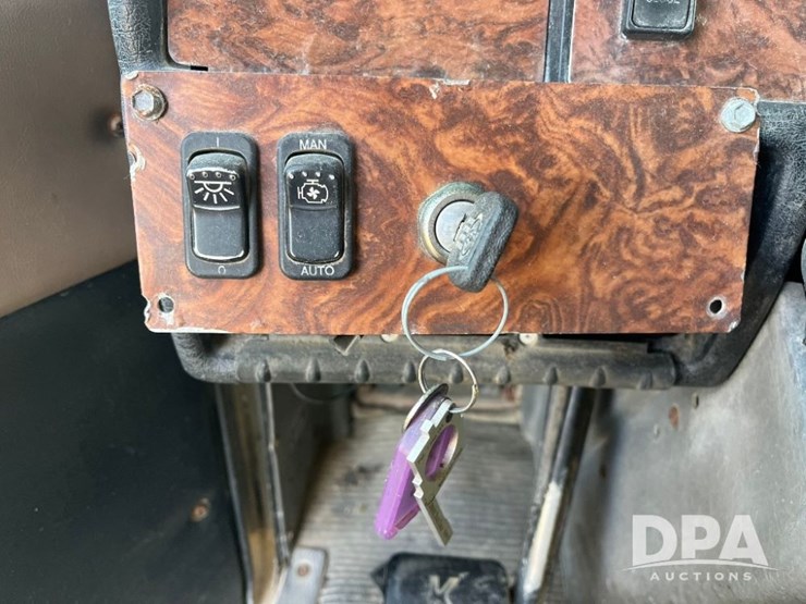 2002-kenworth-t800-image-51