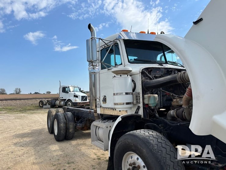 2001-peterbilt-357-image-26