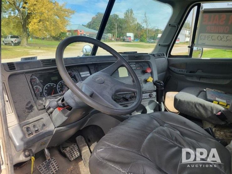 2003-freightliner-columbia-120-image-5