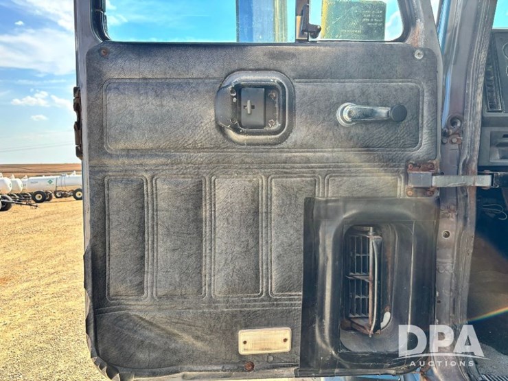 2000-mack-ch613-image-56