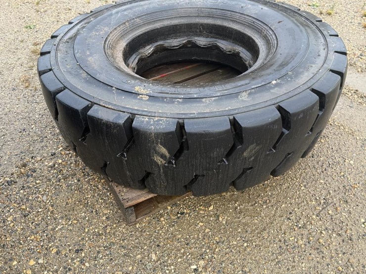 #2135-•-(4)-super-grip-grader-tires-image-15