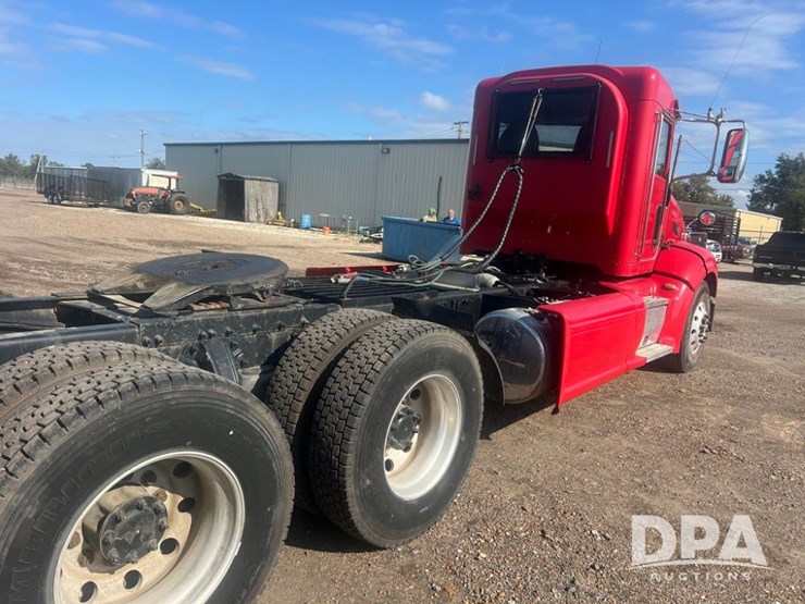 2012-peterbilt-384-image-3