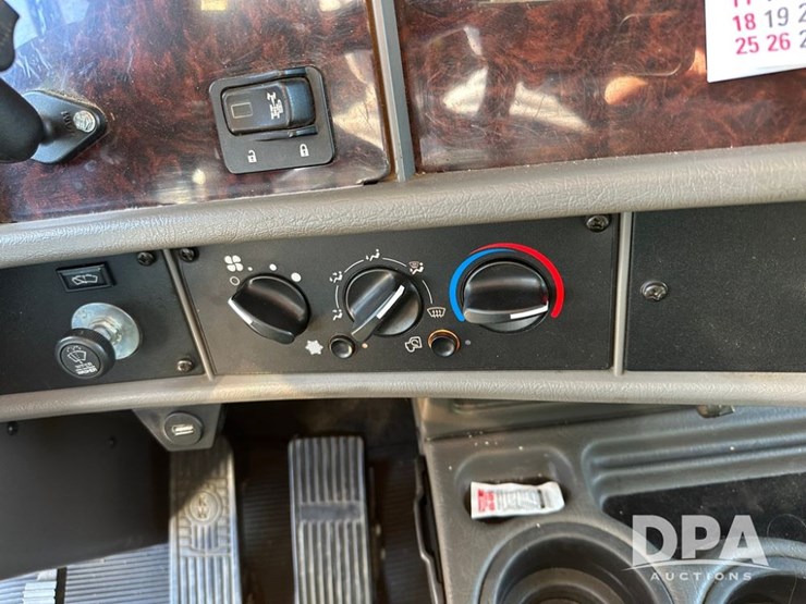 2014-kenworth-t370-image-35