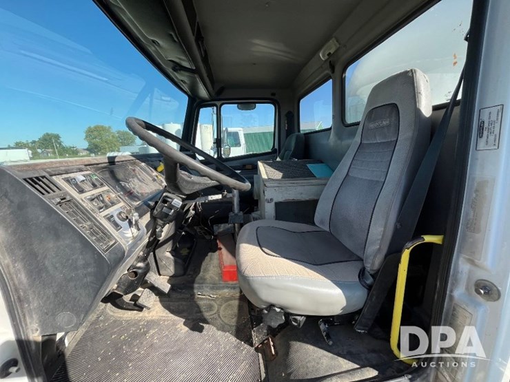 2002-freightliner-fl70-image-52