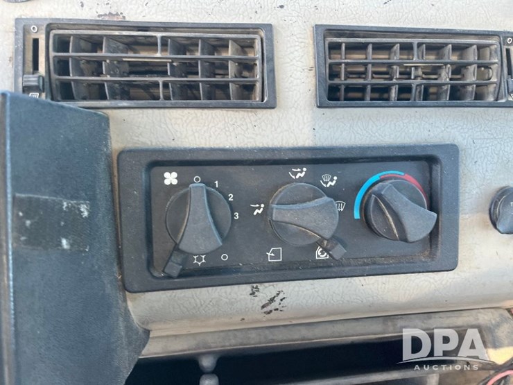 2002-freightliner-fl70-image-64