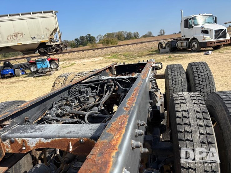 2001-peterbilt-357-image-46