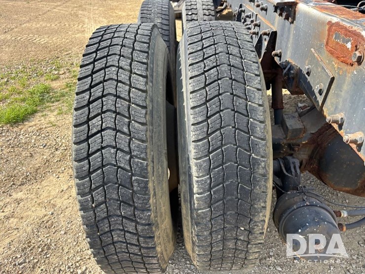 2001-peterbilt-357-image-60