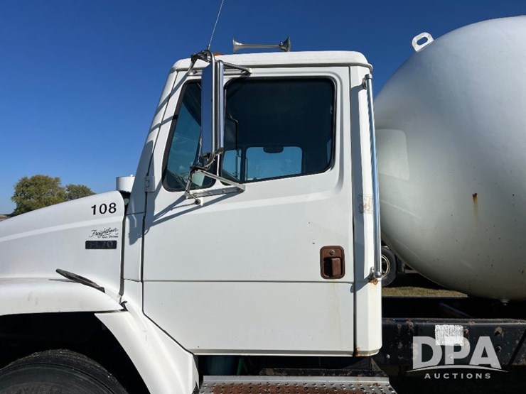 2002-freightliner-fl70-image-50
